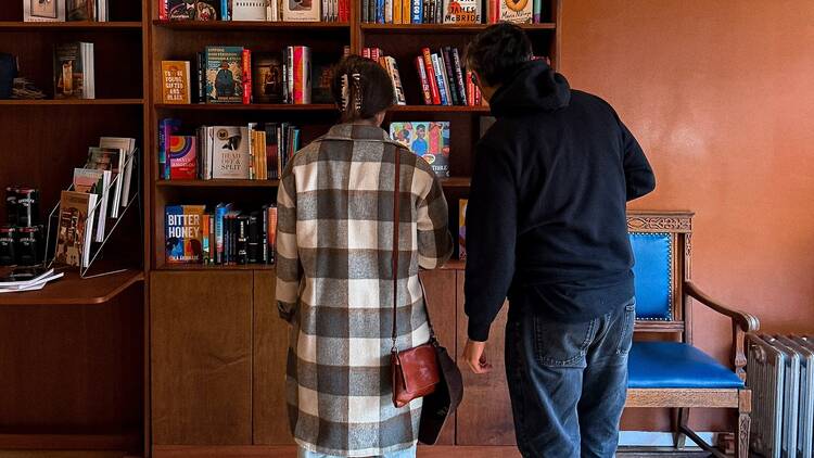 BEM | books & more Two people standing in front of a bookshelf