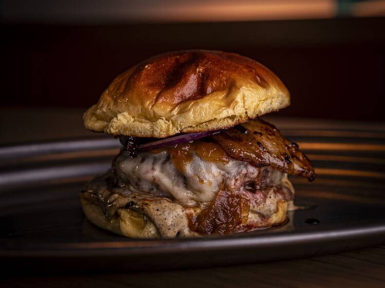 Así es la nueva hamburguesa efímera firmada por un prestigioso chef mexicano que llega a estos restaurantes de Madrid