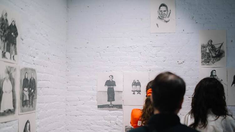 La galería de la pintora Paula Bonet acoge una feria de Navidad con obras de arte originales, piezas de cerámica y libros el 21 de diciembre