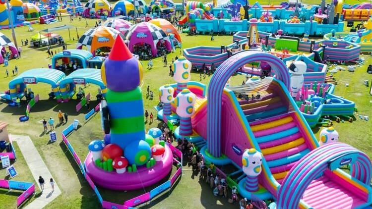Ve a saltar en el parque de inflables más grande