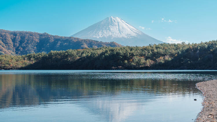 Make your way around the lakes