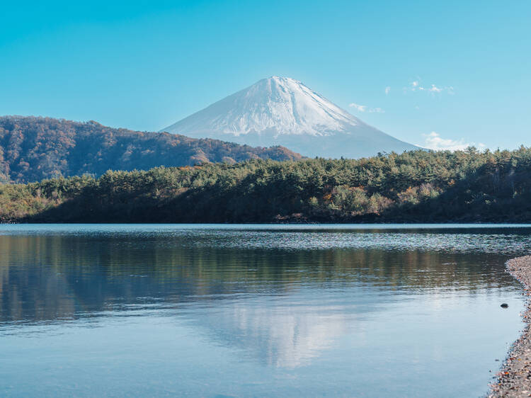 Make your way around the lakes