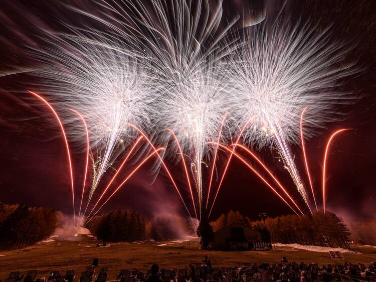 It features jaw-dropping, advanced fireworks by four of Japan’s top pyrotechnicians
