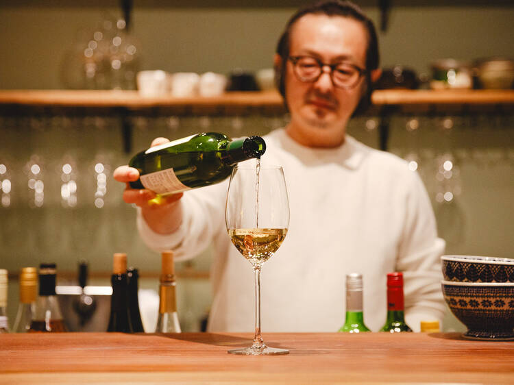 グラスは気張らずに傾ける。