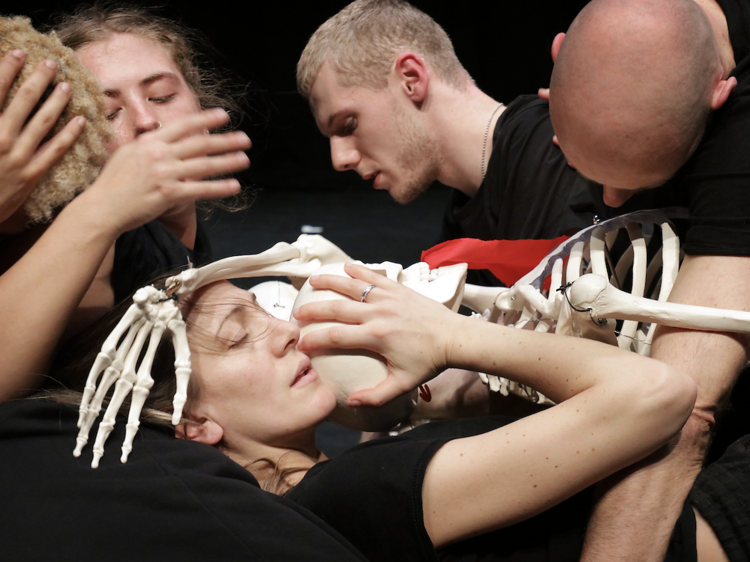 El espectáculo de erotismo balcánico de Marina Abramović (no apto para menores de edad) se podrá ver por 20 euros en el Liceu El espectáculo de erotismo balcánico de Marina Abramović (no apto para menores de edad) se podrá ver por 20 euros en el Liceu