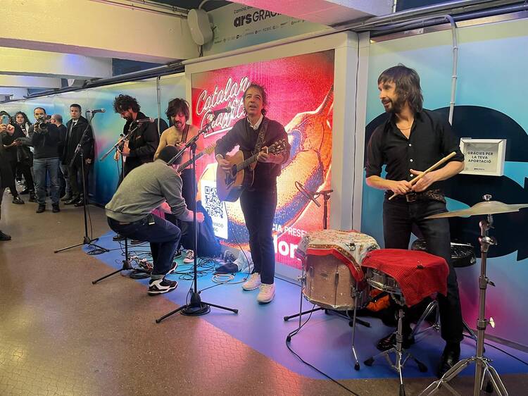 Sorpresa al metro: Sidonie toca en directe a Passeig de Gràcia per anunciar canvis en el transbordament més llarg del metro de Barcelona Sorpresa al metro: Sidonie toca en directe a Passeig de Gràcia per anunciar canvis en el transbordament més llarg del metro de Barcelona