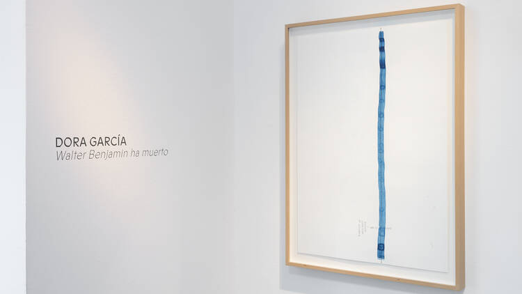 Vista de la exposición 'Walter Benjamin ha muerto'. Cortesía de Dora García y Galería Elba Benitez, Madrid © Roberto Ruiz