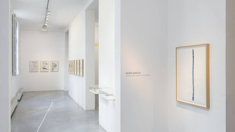 Vista de la exposición 'Walter Benjamin ha muerto'. Cortesía de Dora García y Galería Elba Benitez, Madrid © Roberto Ruiz