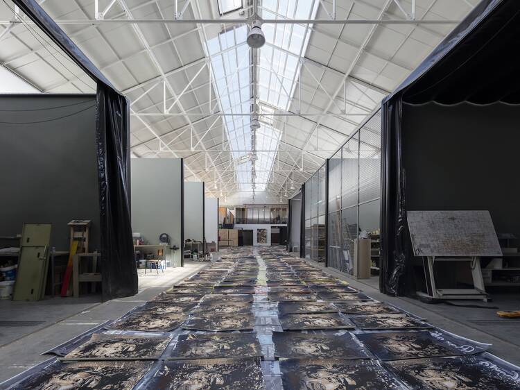 Serigrafia, explosões e arte efémera: há mais de 70 obras de Vhils para ver no MUDE Serigrafia, explosões e arte efémera: há mais de 70 obras de Vhils para ver no MUDE