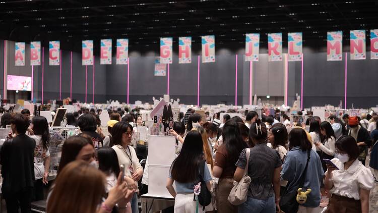 มหกรรมอาร์ตมาร์เก็ตสุดยิ่งใหญ่ รวมพล 834 ศิลปิน ให้คุณเดินเสพงานคราฟต์และช้อปของขวัญส่งท้ายปี มหกรรมอาร์ตมาร์เก็ตสุดยิ่งใหญ่ รวมพล 834 ศิลปิน ให้คุณเดินเสพงานคราฟต์และช้อปของขวัญส่งท้ายปี