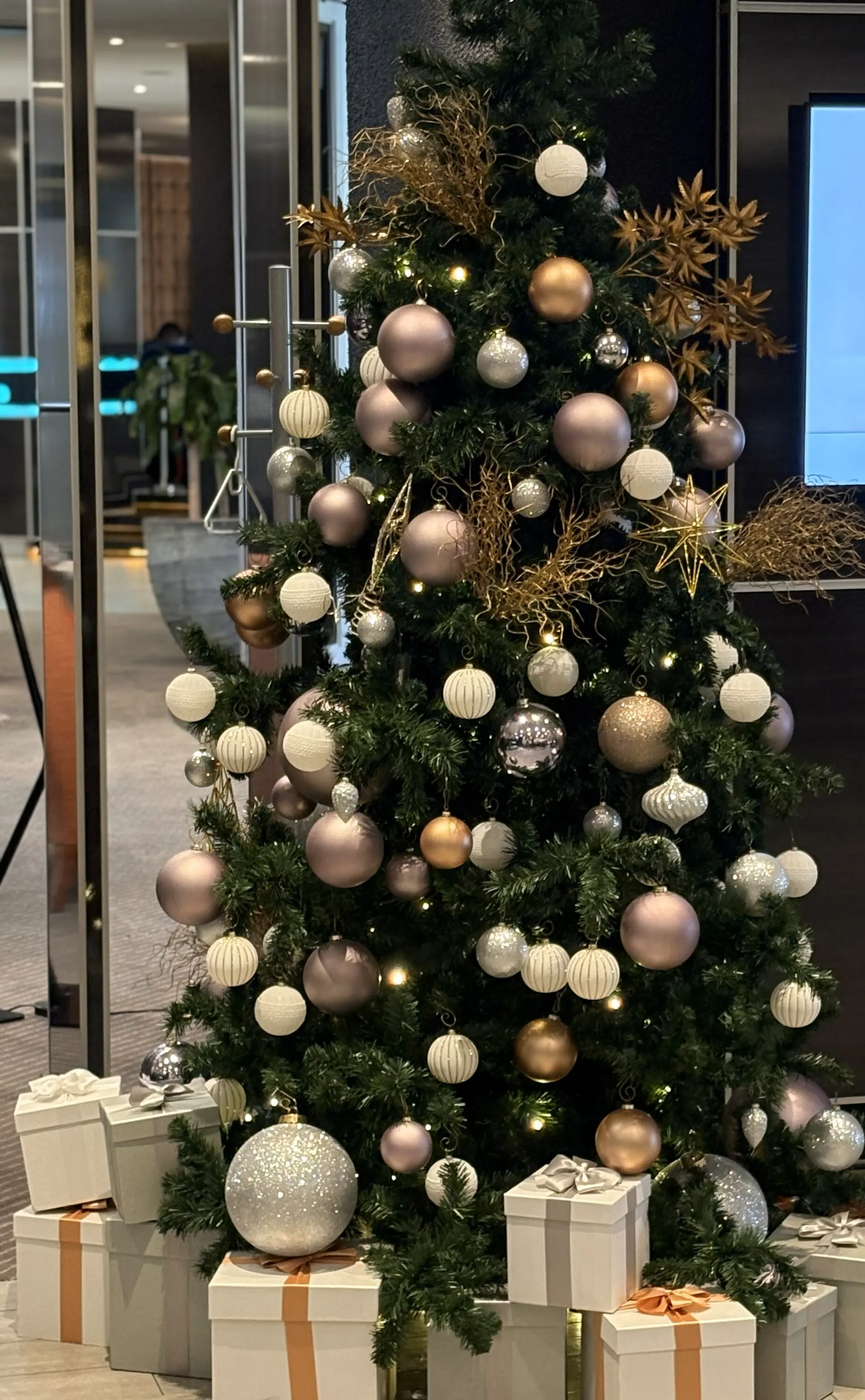 Sun the Maslow hotel Christmas tree