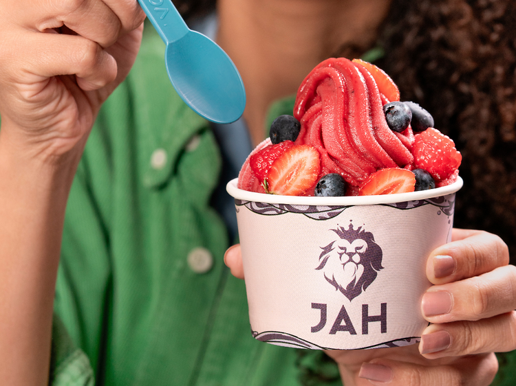 Na JAH, pode fazer a sua própria bowl de açaí ou sorvete (e paga ao peso)