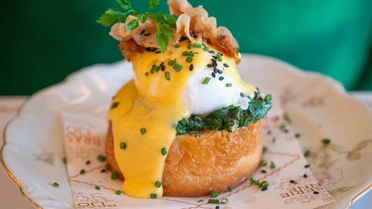 Eggs benedict Brasserie Lionne ravintolassa Helsingissä