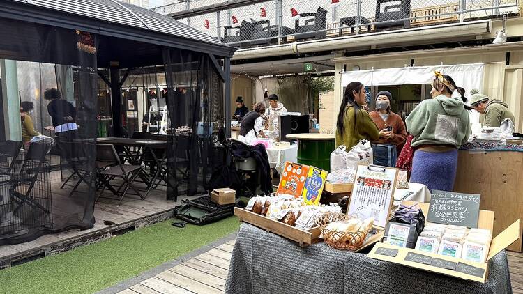 青空フードコートで憩う。