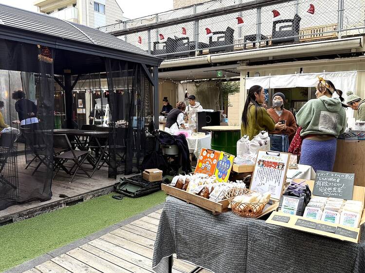 青空フードコートで憩う。