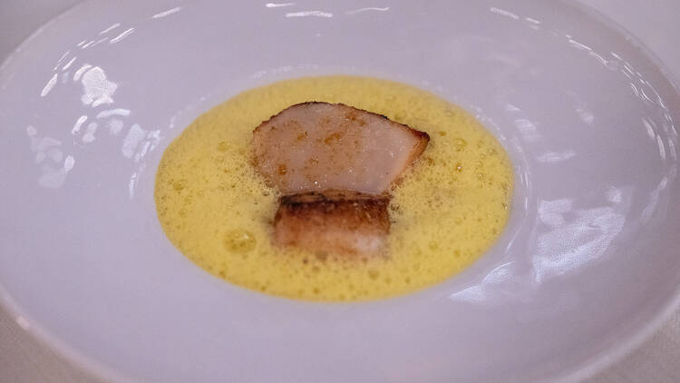 Ravintola Olon kampasimpukka lautasella