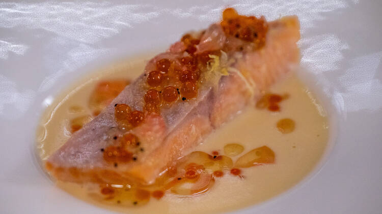 Kalaa lautasella kastikkeessa ravintola Olossa Helsingissä