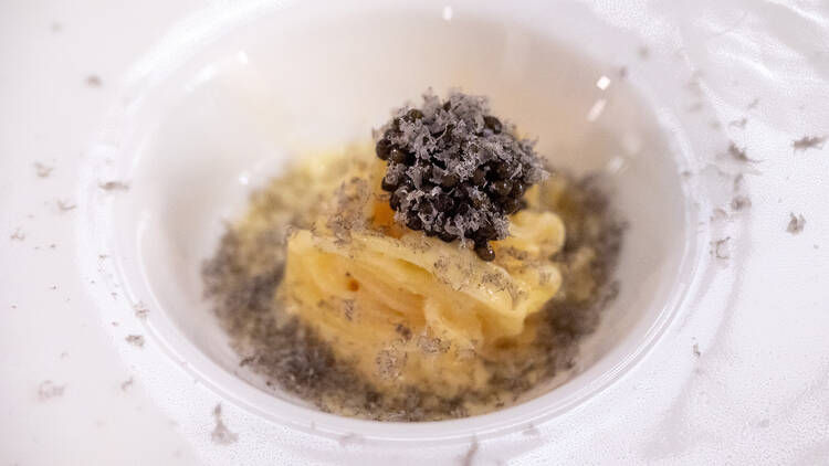 Erikoisen näköinen annos ravintola Olossa Helsingissä