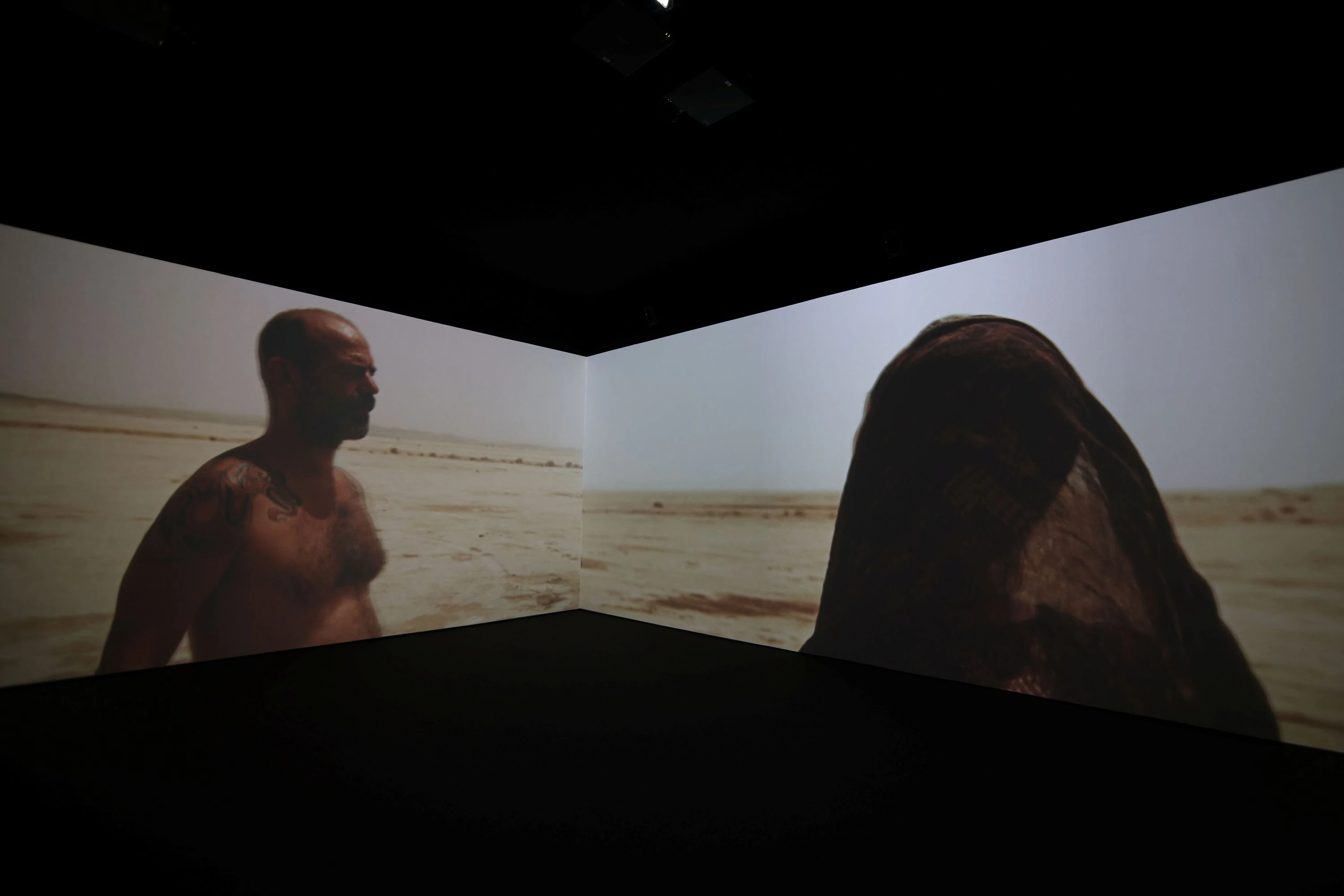 Oliver Laxe, HU/هُوَ. Bailad como si nadie os viera. Instalaci&oacute;n, Archivo fotogr&aacute;fico Museo Reina Sof&iacute;a 2025