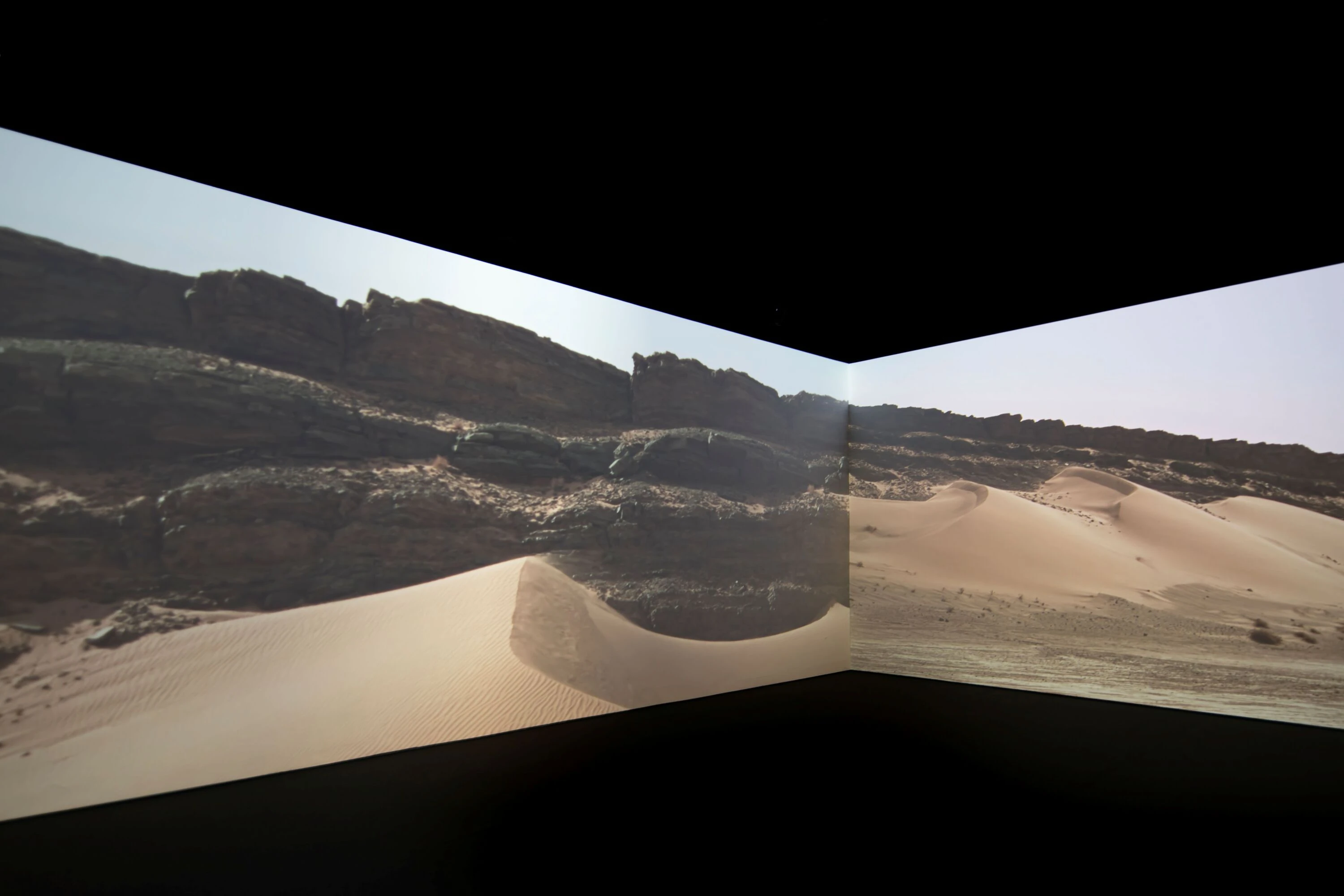 Oliver Laxe, HU/هُوَ. Bailad como si nadie os viera. Instalaci&oacute;n, Archivo fotogr&aacute;fico Museo Reina Sof&iacute;a 2025