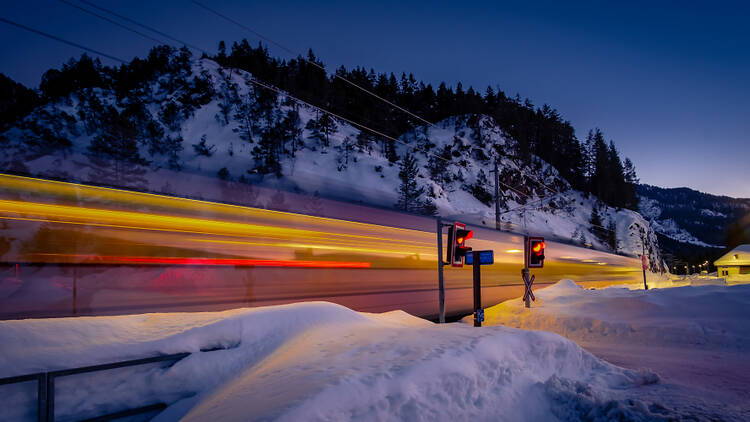 Train de nuit dans les Alpes