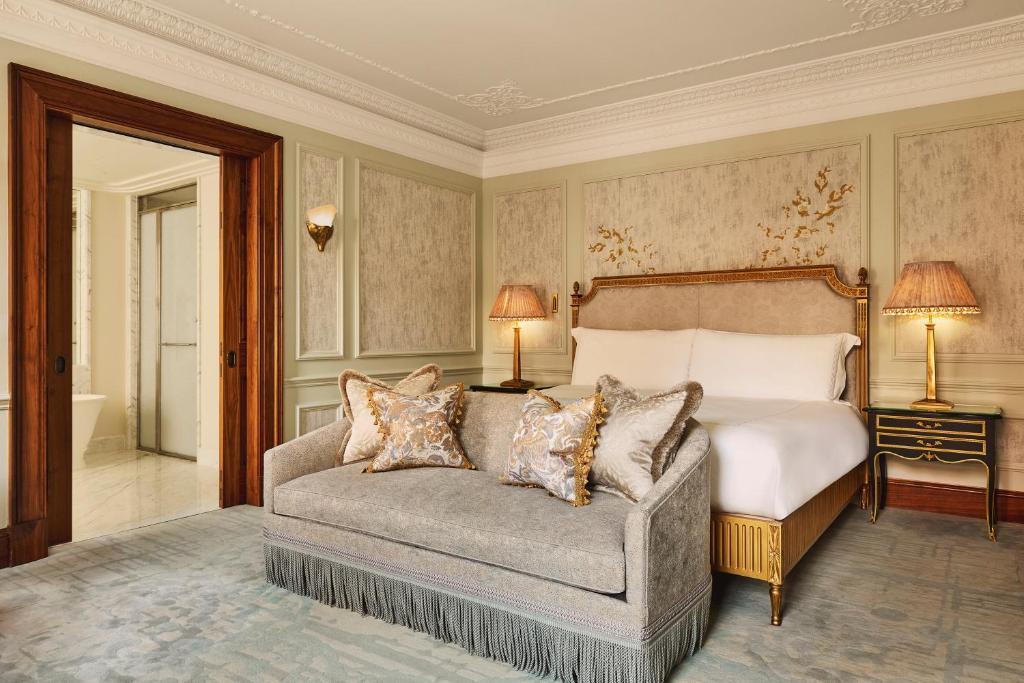 Claridge's bedroom in London