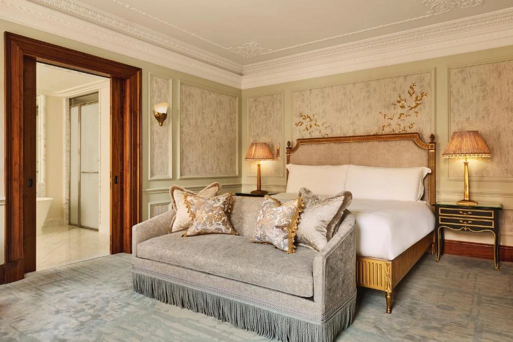 Claridge's bedroom in London