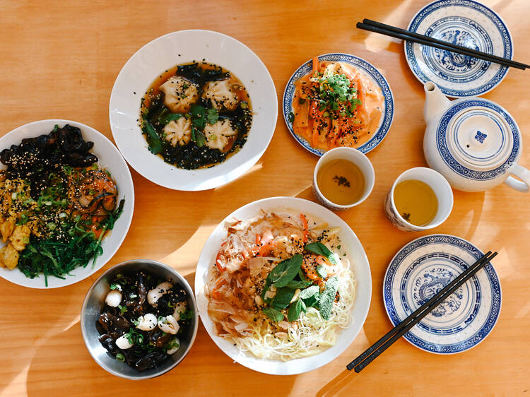 Dos dumplings aos noodles, o Ouch mostra-nos o que é uma cantina asiática não autêntica