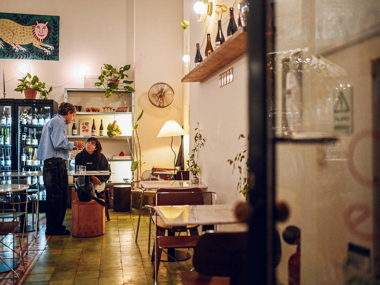 No Noisy Voices, o copo de vinho natural acompanha uma bola de gelado