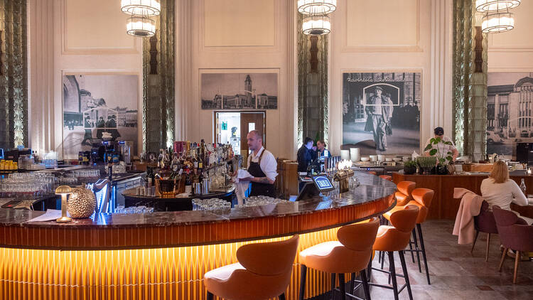 Tyylikäs baaritiski ravintola Taulussa Helsingin rautatieasemalla Tyylikäs baaritiski ravintola Taulussa Helsingin rautatieasemalla