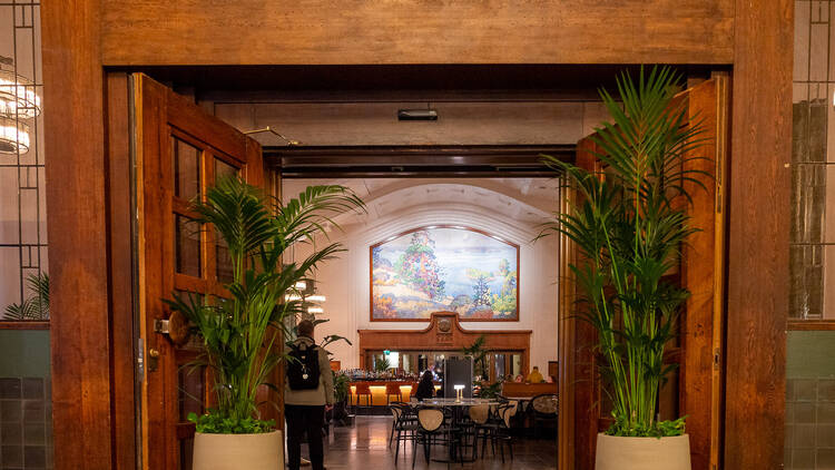 Ravintola Taulun jykevät ovat ovat avoinna ja ravintolasalin päässä näkyy Eero Järnefeltin taulu Ravintola Taulun jykevät ovat ovat avoinna ja ravintolasalin päässä näkyy Eero Järnefeltin taulu