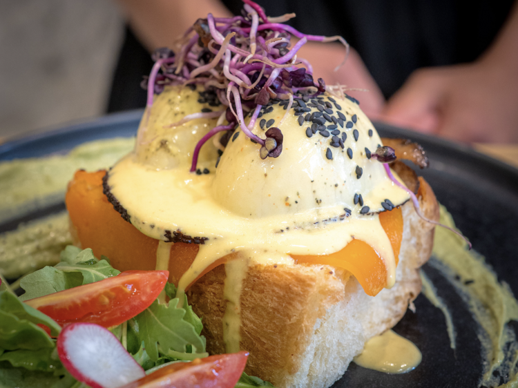 El mejor restaurante vegano del mundo de 2025 está en Barcelona (y sirve unos 'huevos' Benedict de otro planeta)