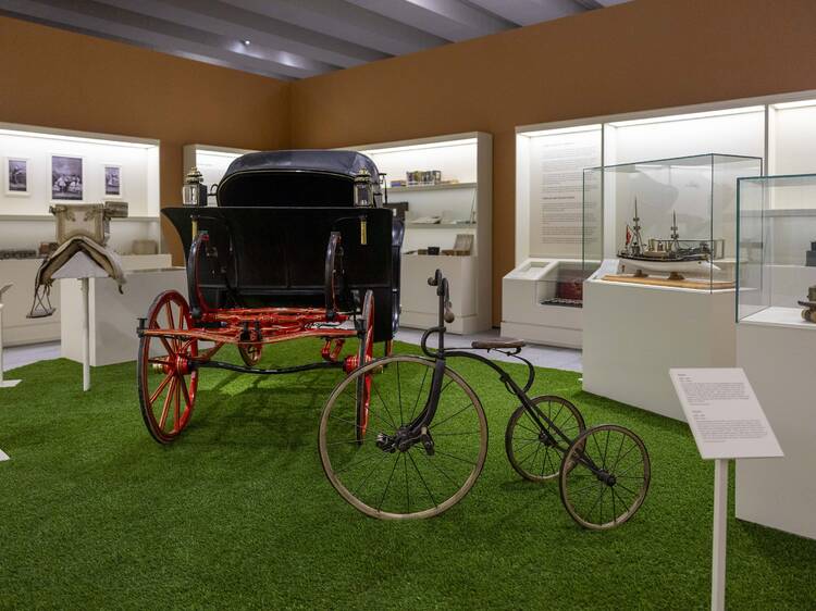 El precursor del cine, casitas de muñecas y barajas de cartas: esta imponente galería de Madrid se convierte en una pequeña juguetería de época