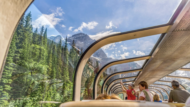นั่งรถไฟชมวิวเทือกเขาร็อกกี้แคนาดา บนขบวนที่ได้ชื่อว่า ‘รถไฟที่ดีที่สุดในโลก’