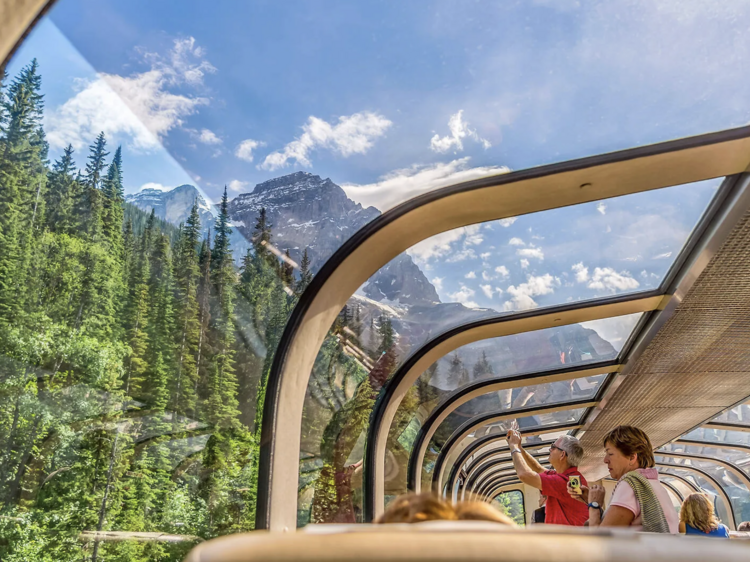 นั่งรถไฟชมวิวเทือกเขาร็อกกี้แคนาดา บนขบวนที่ได้ชื่อว่า ‘รถไฟที่ดีที่สุดในโลก’