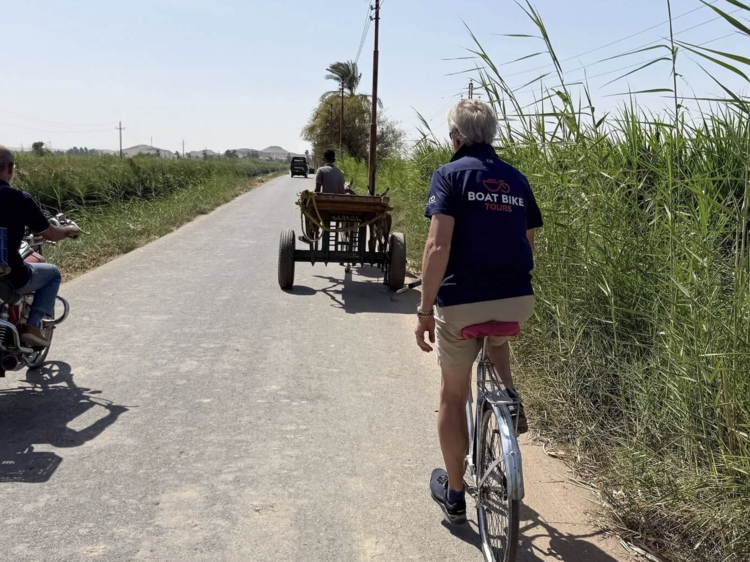 ล่องเรือและปั่นอีไบค์เลาะแม่น้ำที่ยาวที่สุดในโลก