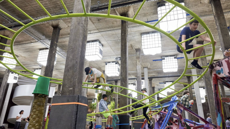 ปีนป่าย เล่นสนุก และซักผ้าในแกลเลอรีศิลปะ