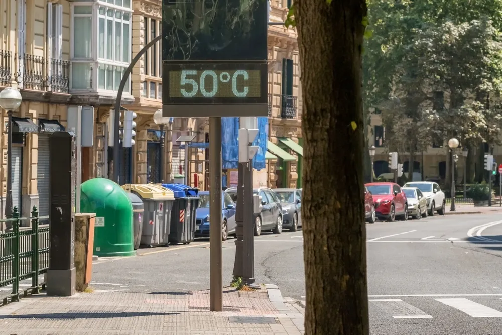 Street thermometer in Bilbao displaying 50C temperature