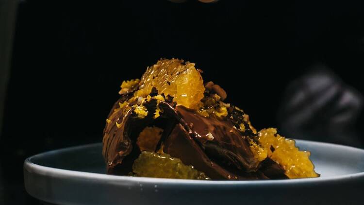 À Longchamp, Ophélie Caurant transforme un ancien atelier en table solaire et ultra-désirable