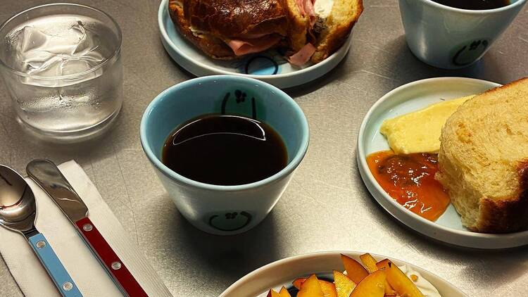 À Longchamp, Ophélie Caurant transforme un ancien atelier en table solaire et ultra-désirable