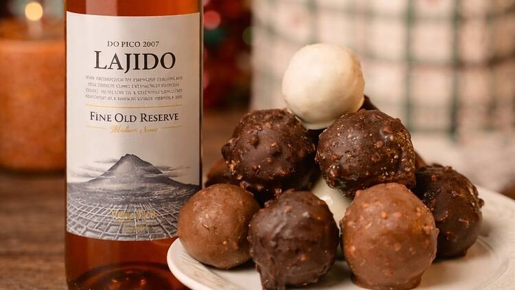 Pack chocolates Lisboeta e garrafa de vinho