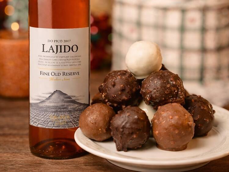 Pack chocolates Lisboeta e garrafa de vinho