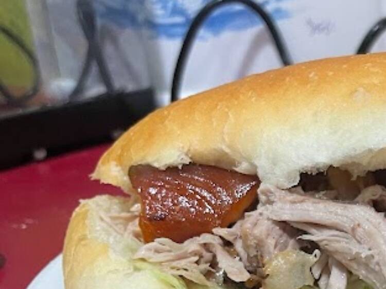 El bocadillo más viral de Madrid está en Usera: de cochinillo asado al estilo cubano, crujiente y por menos de 10 euros