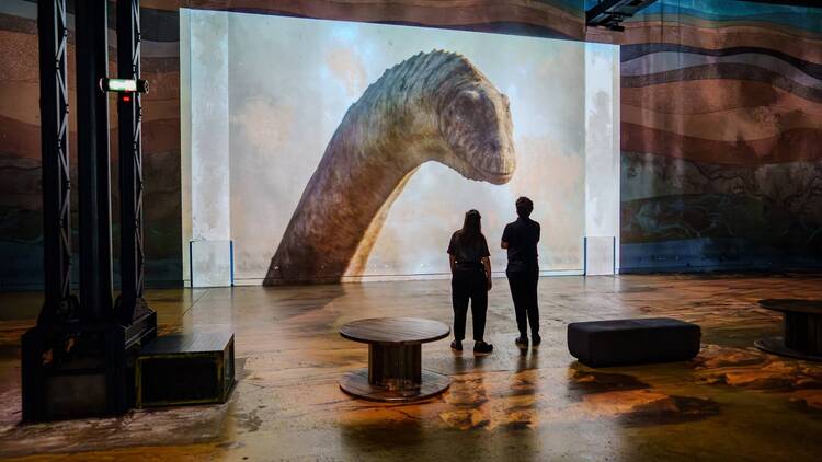 Une expérience immersive sur les dinosaures à l’Atelier des Lumières pendant les vacances de Noël