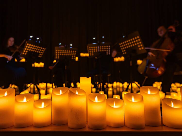 Ed Sheeran és a Coldplay gyertyafényben: ismét érkezik a Candlelight koncertsorozat Budapestre