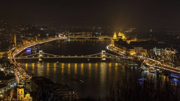 Budapest madártávlatban, kivilágítva a Lánchíddal, a Parlamenttel, hajókkal a Dunán Budapest madártávlatban, kivilágítva a Lánchíddal, a Parlamenttel, hajókkal a Dunán
