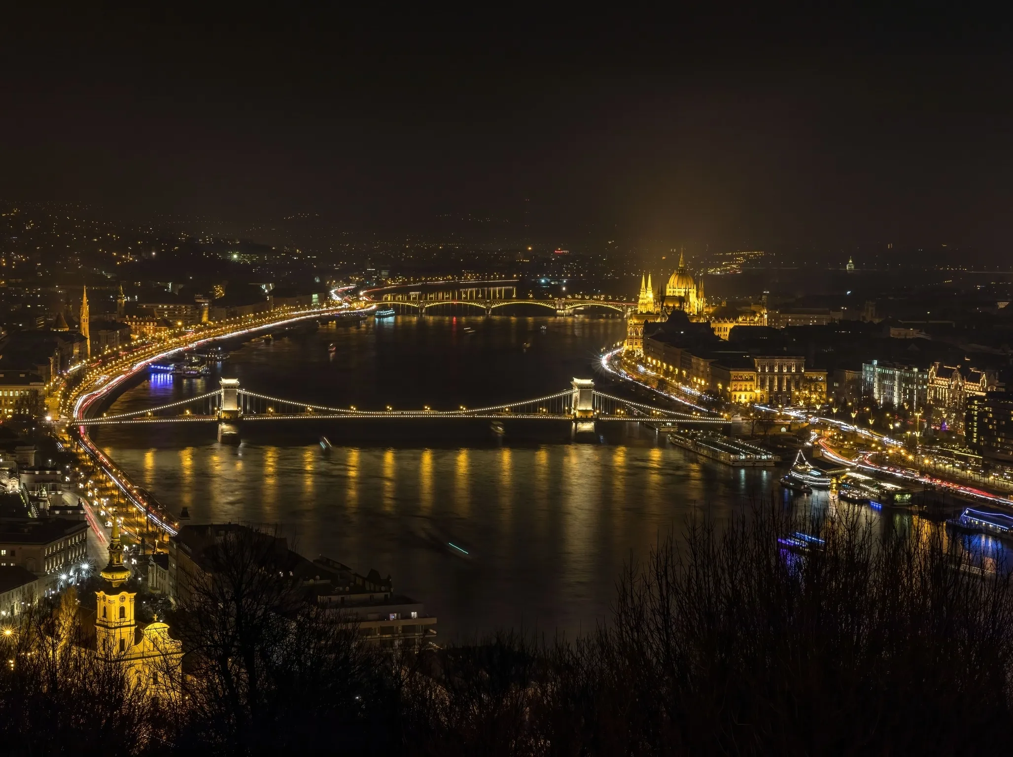 Budapest mad&aacute;rt&aacute;vlatban, kivil&aacute;g&iacute;tva a L&aacute;nch&iacute;ddal, a Parlamenttel, haj&oacute;kkal a Dun&aacute;n