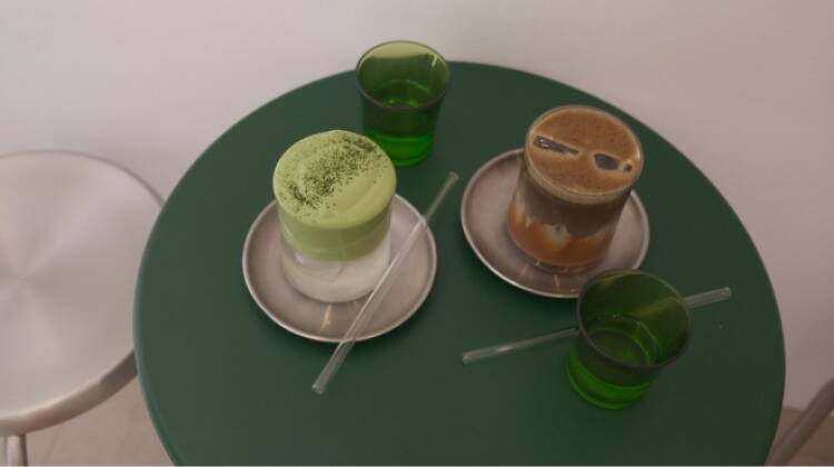 Verde para onde quer que se olhe: há mais um matcha bar em Lisboa (e este tem cocktails)