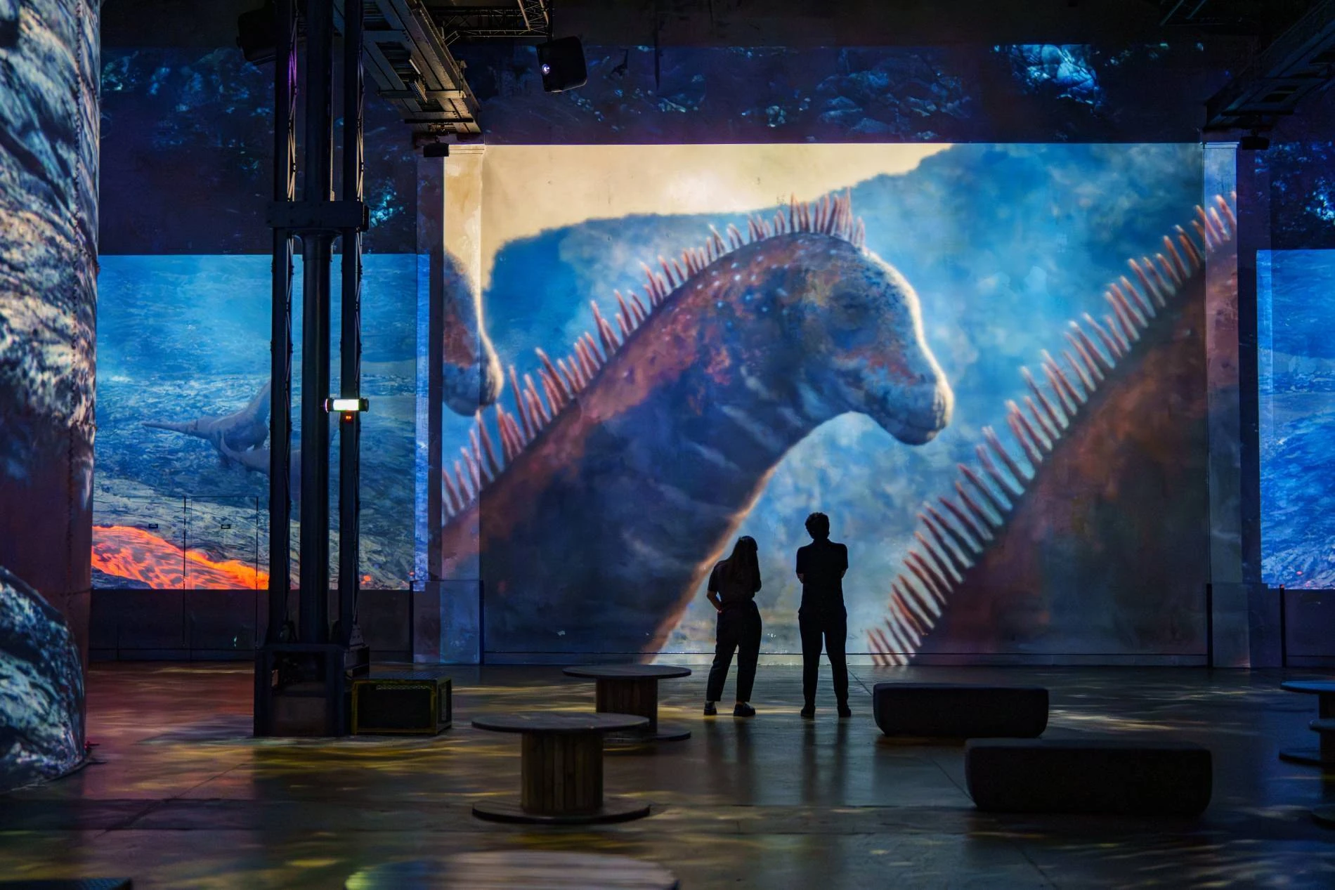 L&rsquo;Atelier des Lumi&egrave;res remonte &agrave; l&rsquo;&egrave;re des dinosaures avec une nouvelle exp&eacute;rience immersive