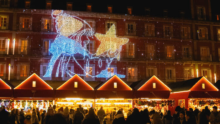 Ir a la Plaza Mayor... y mirar hacia arriba